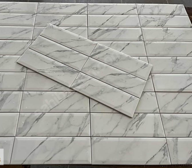 defolu duvar seramiği