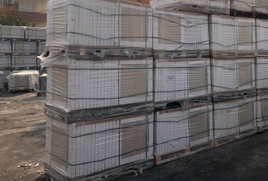 kamyon bazında defolu fayans